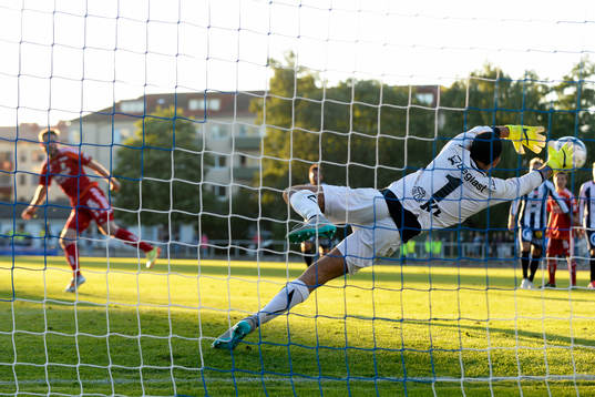 IFK Göteborgs Emil Salomonsson gör 0-4 på straff bakom