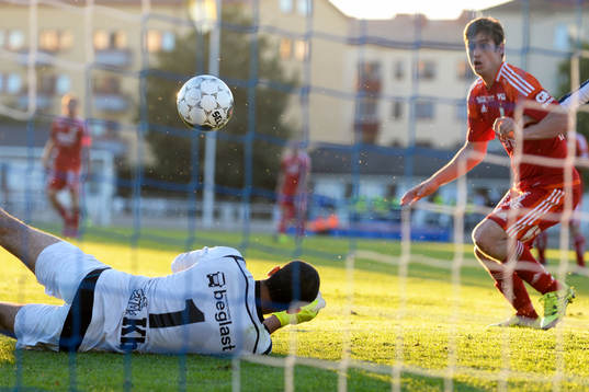 Kristianstads målvakt Sixten Mohlin och IFK Göteborgs