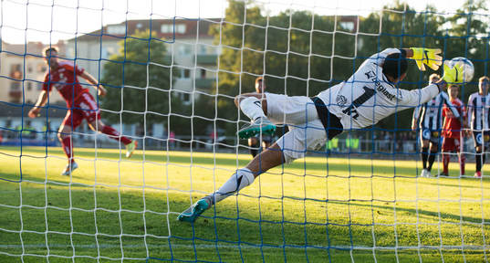 IFK Göteborgs Emil Salomonsson gör 4-0 på straff bakom