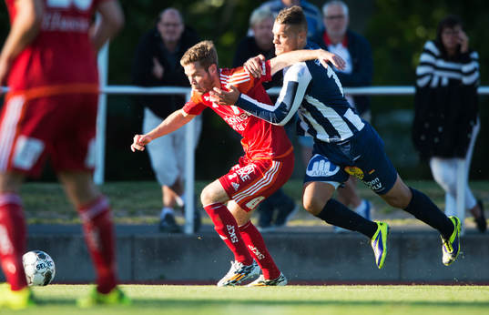 En Kristianstads-spelare klättrar på  IFK Göteborgs Emil