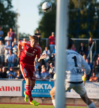 IFK Göteborgs Mikael Boman nickar mot Kristianstads