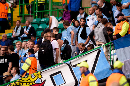 Malmö FFs supportrar på väg in på arenan