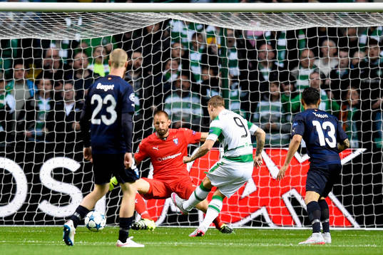 Celtics Leigh Griffiths gör 1-0 bakom Malmö FFs målvakt