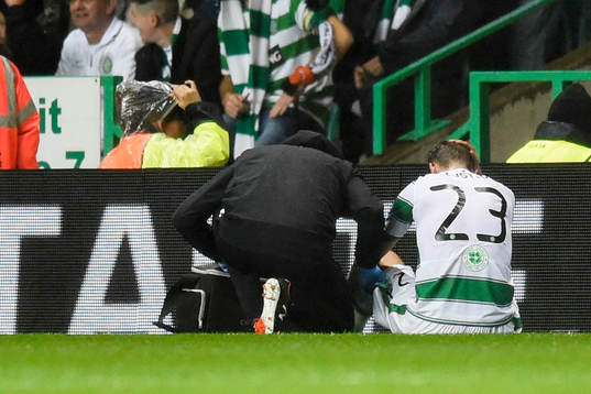 Celtics Mikael Lustig fick bäras ut på bår
