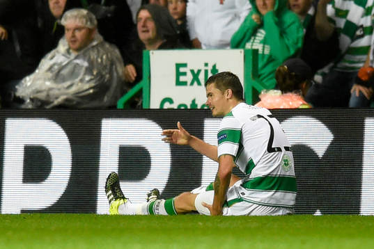 Celtics Mikael Lustig fick bäras ut på bår