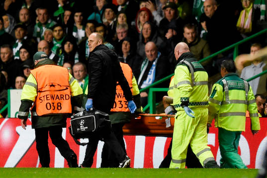 Celtics Mikael Lustig bärs ut på bår