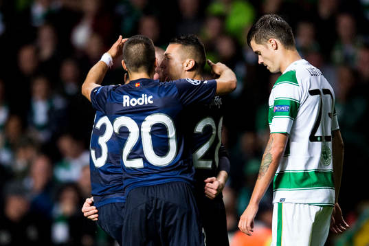 Celtics Mikael Lustig deppar och Malmö FFs spelare jublar