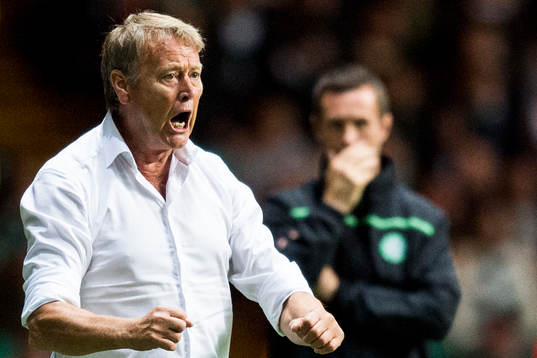 Malmö FFs tränare Åge Hareide jublar och i bakgrunden