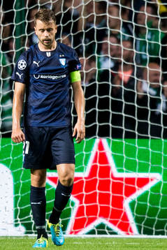 Malmö FFs Kari Arnason deppar