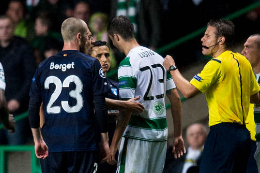 Irriterat mellan Celtics Mikael Lustig och Malmö FFs Jo