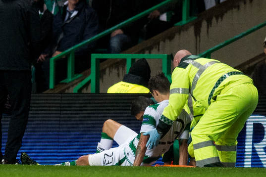 Celtics Mikael Lustig skadad och bärs ut på bår