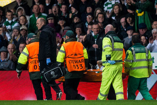 Celtics Mikael Lustig skadad och bärs ut på bår