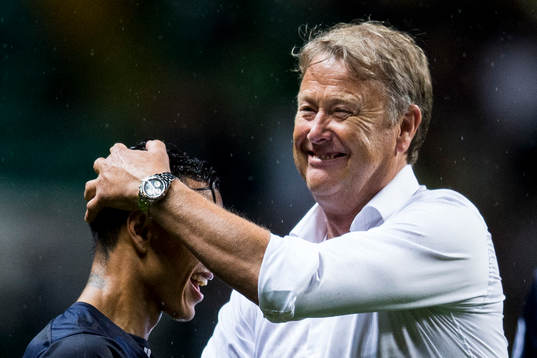 Malmö FFs tränare Åge Hareide klappar om Yoshimar Yotún