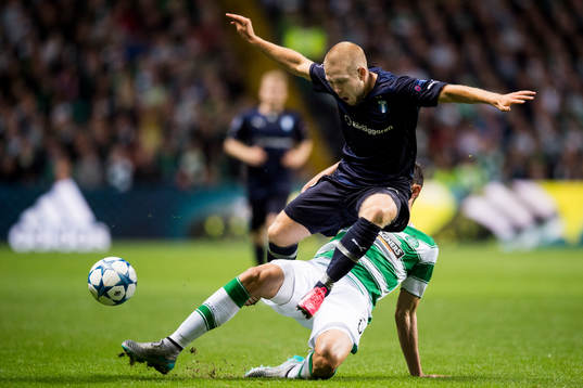Malmö FFs Anton Tinnerholm och Celtics Nir Biton