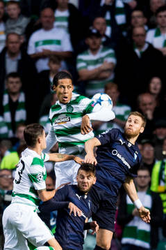 Celtics Virgil van Dijk och Mikael Lustig i luftduell med