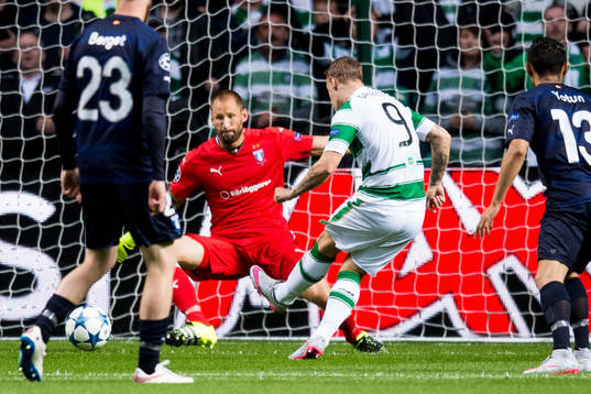 Celtics Leigh Griffiths gör 1-0 bakom Malmö FFs målvakt