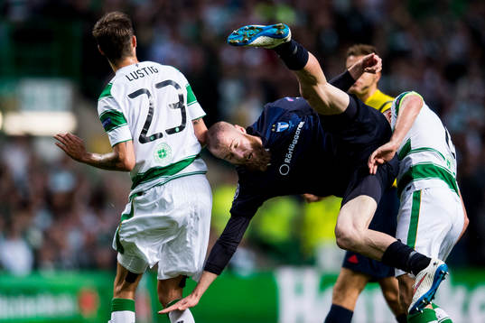 Malmö FFs Jo Inge Berget i luftduell med Celtics Mikael