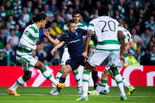Malmö FFs Nikola Djurjic omringad av Celtics spelare