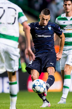 Malmö FFs Nikola Djurjic testar skott