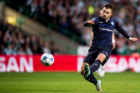 Malmö FFs Vladimir Rodic testar skott