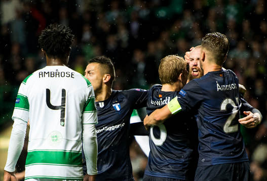 Celtics Efe Ambrose deppar och Malmö FFs Nikola Djurjic,