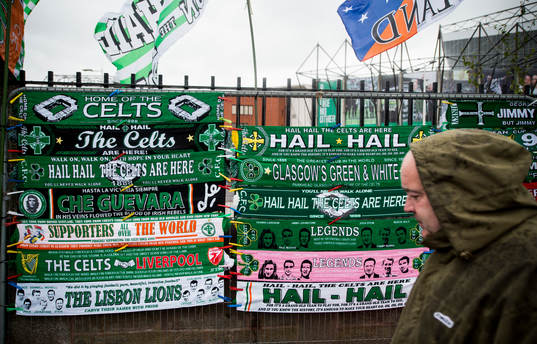 Celtic halsdukar till salu utanför Celtic Park