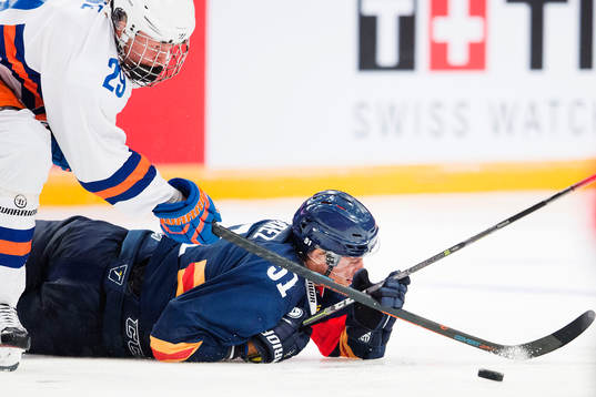 Djurgårdens Robin Alvarez faller i en duell med Tapparas