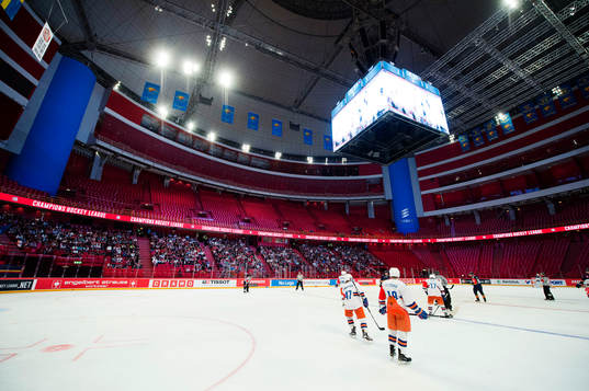 2127 personer i Globen följer ishockeymatchen i CHL mellan