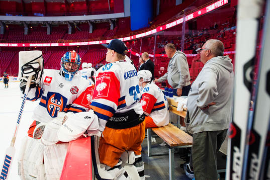 Tapparas målvakt Mika Noronen pratar med målvakt Tomi