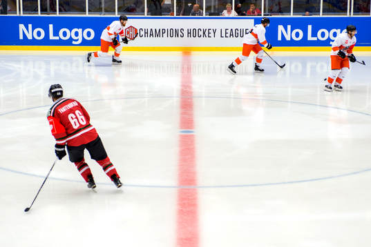 Spelare värmer upp på isen innan ishockeymatchen i CHL