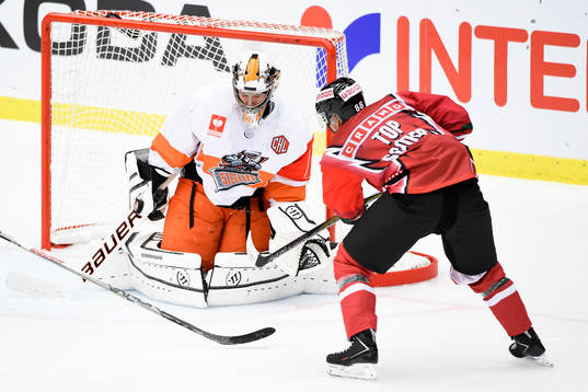 Frölundas Andreas Johnson och Sheffield Steelers målvakt