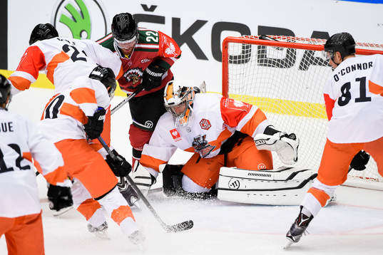 Frölundas Robin Figren oroar framför Sheffield Steelers