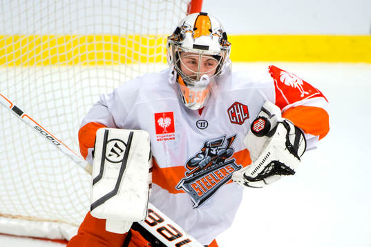 Sheffield Steelers målvakt Tyler Plante styr undan en puck