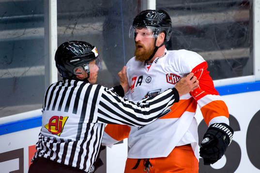 Sheffield Steelers Zach Fitzgerald motas bort av en domare