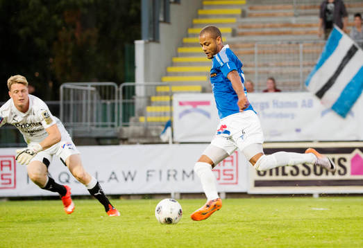 Halmstads målvakt Malkolm Nilsson och Trelleborgs Salif
