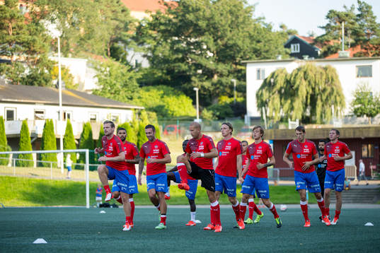 Helsingborg värmer upp innan fotbollsmatchen i Svenska
