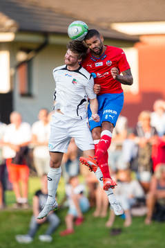 Helsingborgs Victor Palsson vinner en nickduell mot Lundens