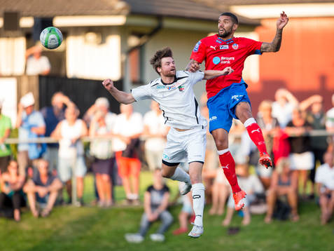 Helsingborgs Victor Palsson vinner en nickduell mot Lundens