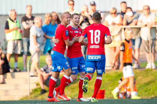 Helsingborgs Mattias Lindström och Jordan Larsson omfamnar