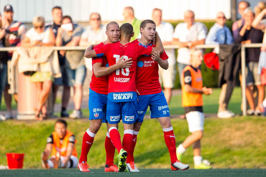 Helsingborgs Mattias Lindström och Jordan Larsson omfamnar