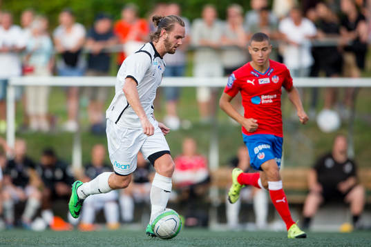 Lundens Adam Stefanson före Helsingborgs Jordan Larsson