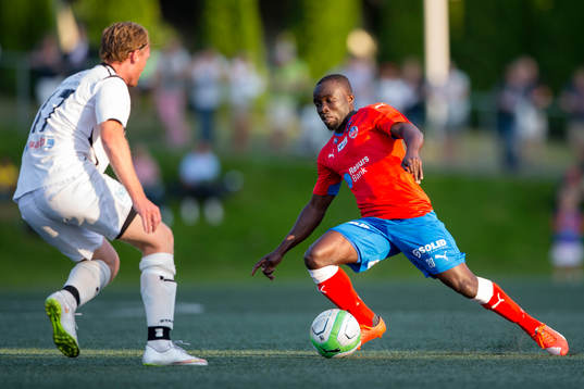 Helsingborgs Emmanuel Boateng mot Lundens Olle Sjöberg
