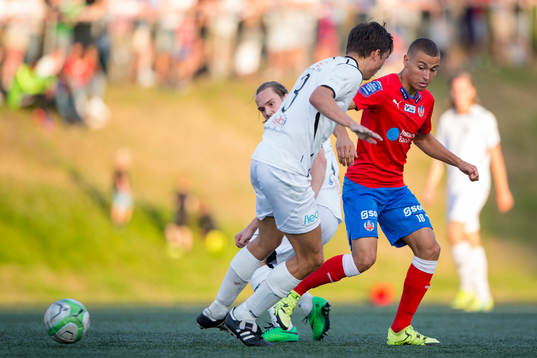 Helsingborgs Jordan Larsson klackar bollen