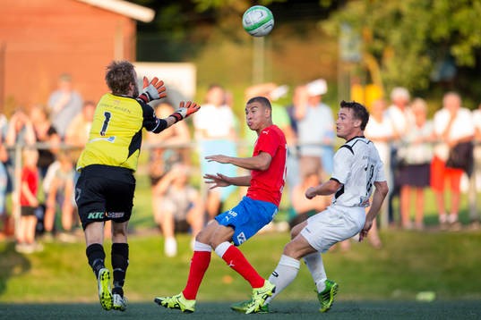 Lundens målvakt Andreas Gren hinner före Helsingborgs