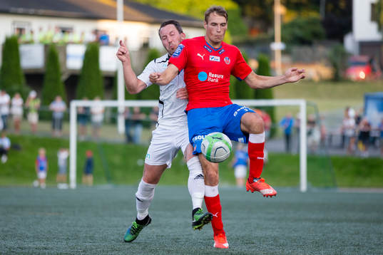 Helsingborgs Frederik Helstrup Jensen i kamp om bollen med