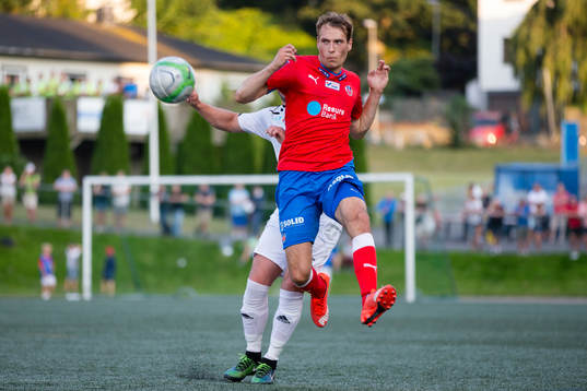 Helsingborgs Frederik Helstrup Jensen i kamp om bollen med