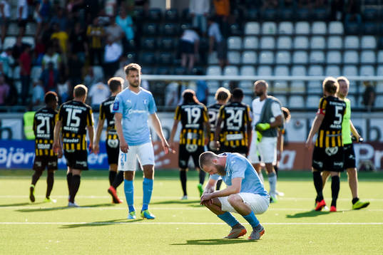 Malmö FFs Kari Arnason och Jo Inge Berget deppar
