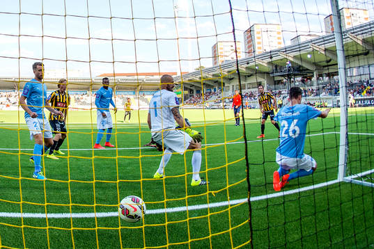 Häckens Martin Ericsson gör 1-0