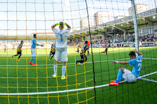 Malmö FFs målvakt Johan Wiland deppar