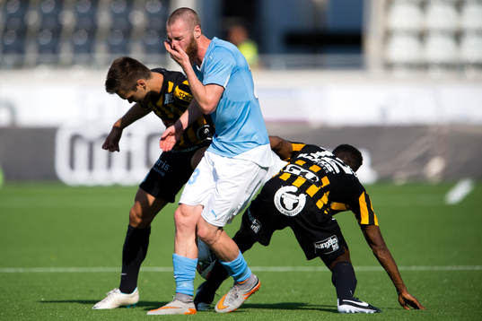 Malmö FFs Jo Inge Berget tar sig för munnen